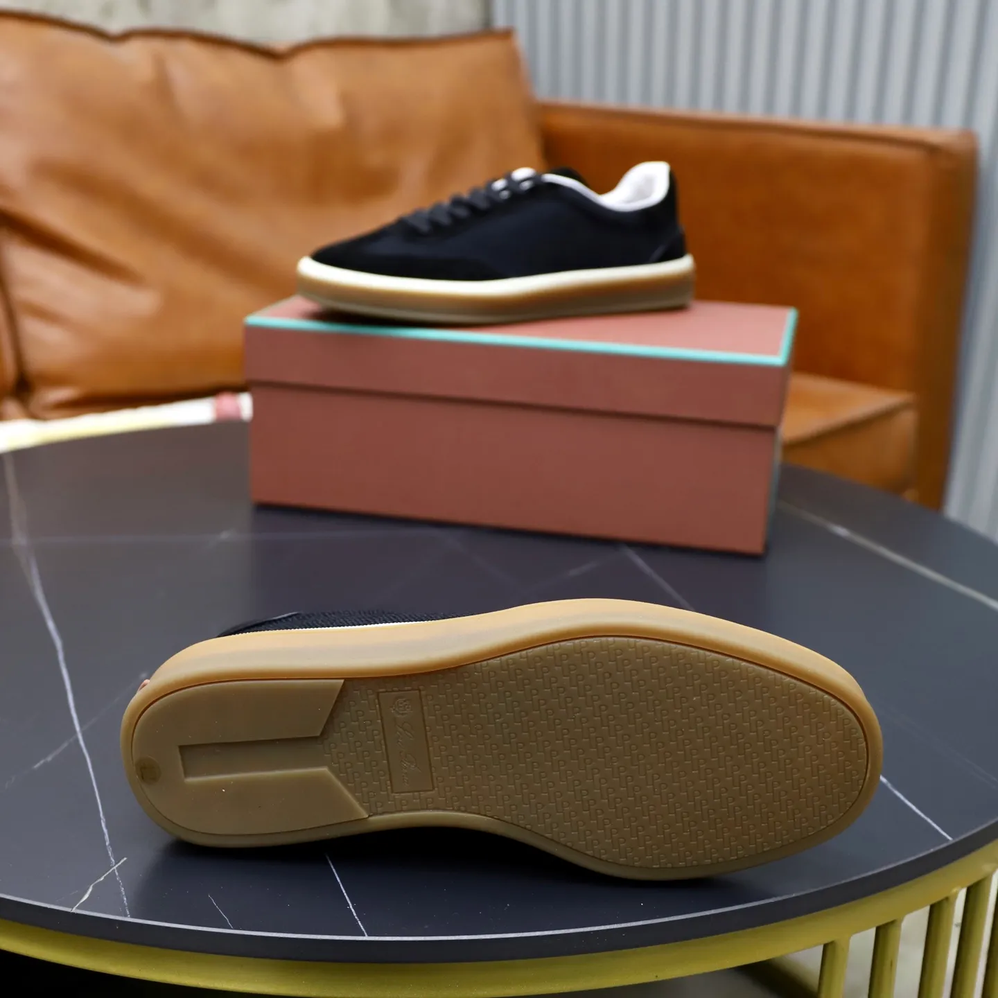 Ex-factory price: 540💰Loro Riana men’s moral training sneakers! Made from high-quality materials and designed in a low-cut silhouette, it offers an elegant and stylish look that's suitable for year-round wear. The unique double-layer sole aesthetic design, caramel cup-shaped outsole is decorated with off-white rubber trim, creating an attractive color combination. Pair with tailored pieces or jeans for a sophisticated yet casual look. The heel is decorated with soft cow leather tongue with Kummel color inserts and cotton laces with embossed LP logo. Upper: cow split suede stitching knitted fabric. Lining: original thickened soft sheepskin. Size: 38-39-40-41-42-43-44 (customized in 45.46)